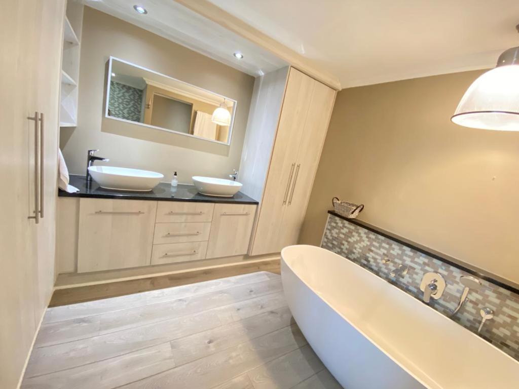 Loddey'S Self Catering Apartments - By Beach Collection Strand Bagian luar foto