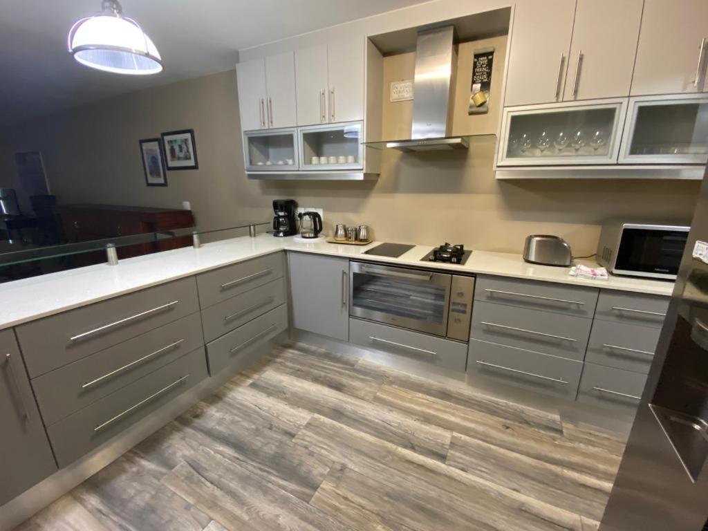 Loddey'S Self Catering Apartments - By Beach Collection Strand Bagian luar foto
