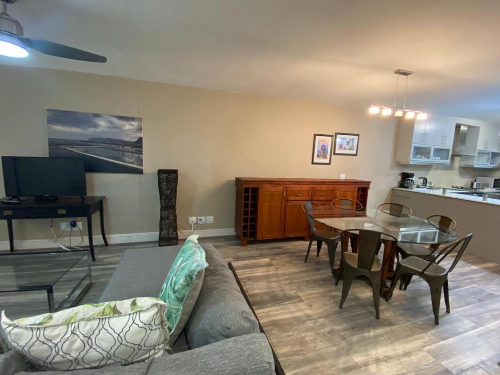 Loddey'S Self Catering Apartments - By Beach Collection Strand Bagian luar foto