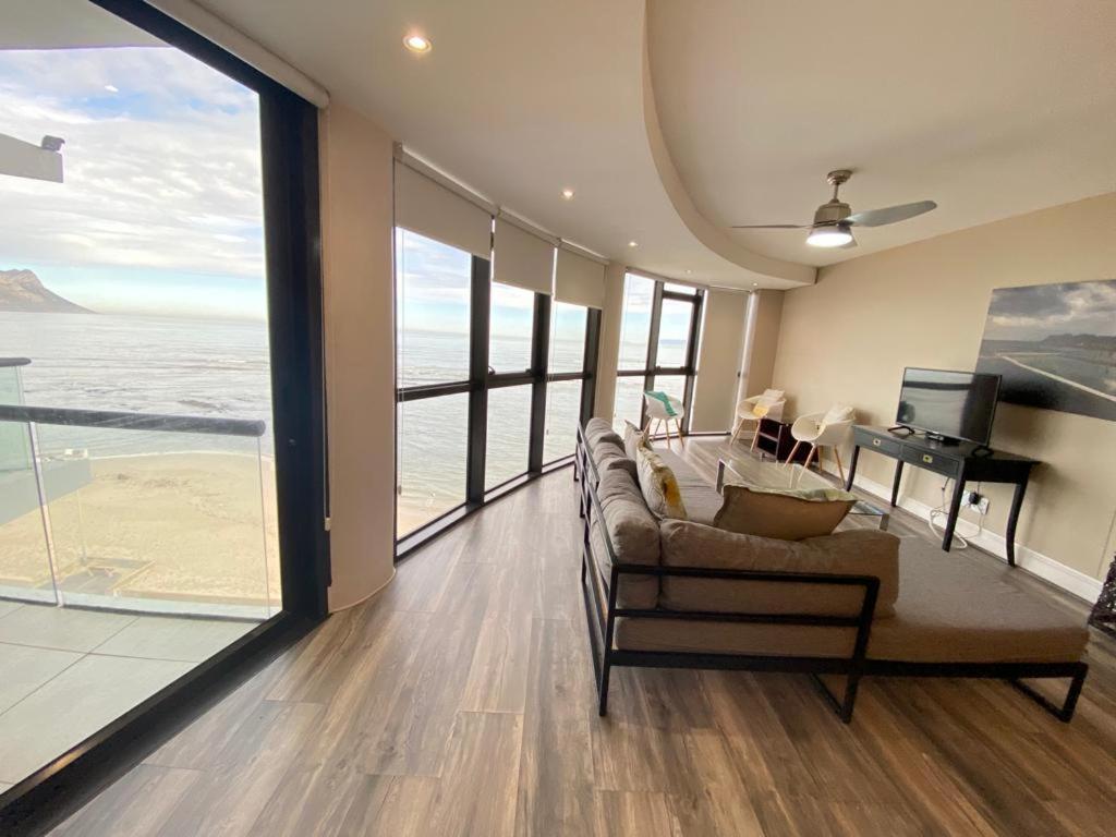 Loddey'S Self Catering Apartments - By Beach Collection Strand Bagian luar foto